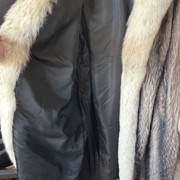 Canadian Coyote Fur Coat (full length) - Picture 4 of 8